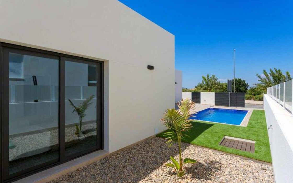 Дом в Дайя Нуэва с бассейном, 3 спальни, терраса 18 кв.м