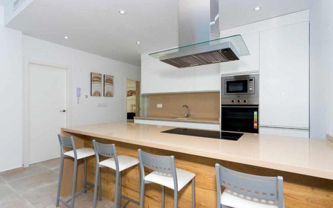 Дом в Дайя Нуэва с бассейном, 3 спальни, терраса 18 кв.м