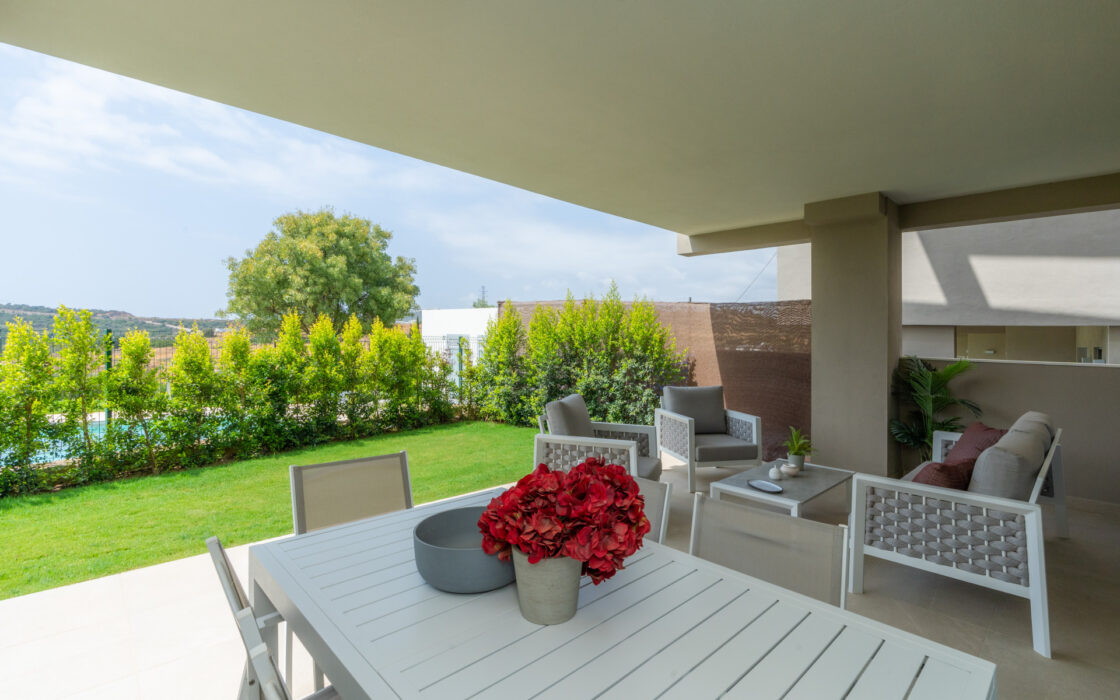 Квартира 2 спальни в Эстепоне с террасой у гольф-поля