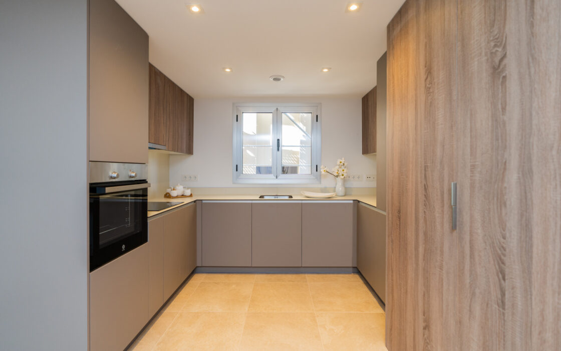 Квартира 2 спальни в Эстепоне с террасой у гольф-поля