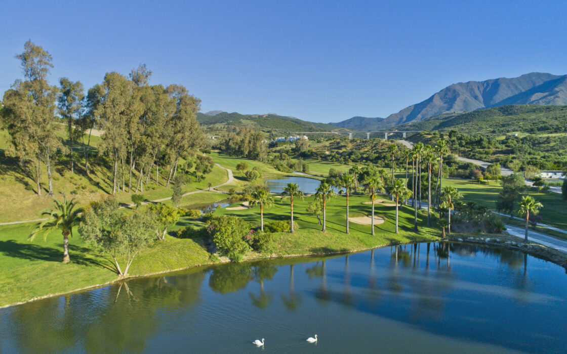 Квартира 2 спальни в Эстепоне с террасой у гольф-поля