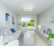 Квартира 2 спальни в Эстепоне с террасой у гольф-поля