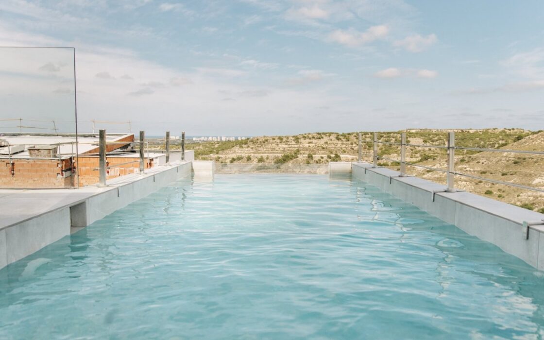 Дизайнерская вилла 250 кв.м с видом на море в Рохалесе