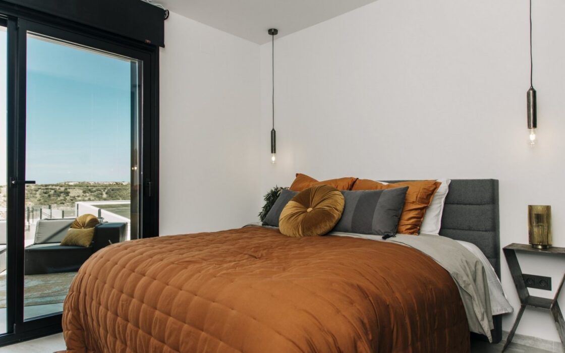 Дизайнерская вилла 250 кв.м с видом на море в Рохалесе