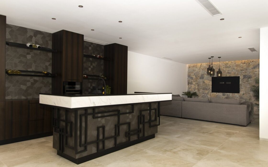 Дизайнерская вилла 250 кв.м с видом на море в Рохалесе