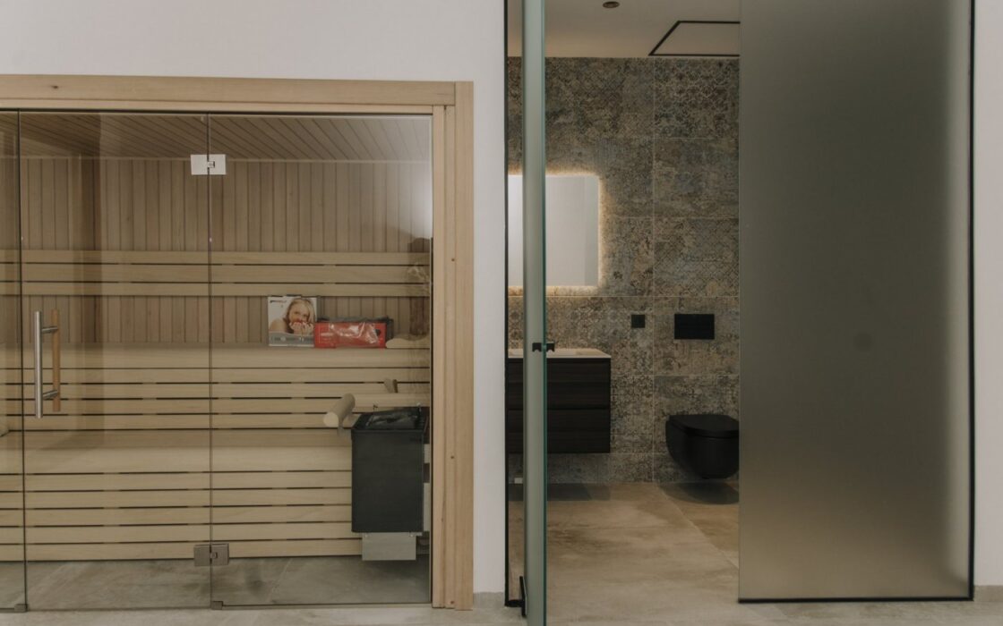 Дизайнерская вилла 250 кв.м с видом на море в Рохалесе