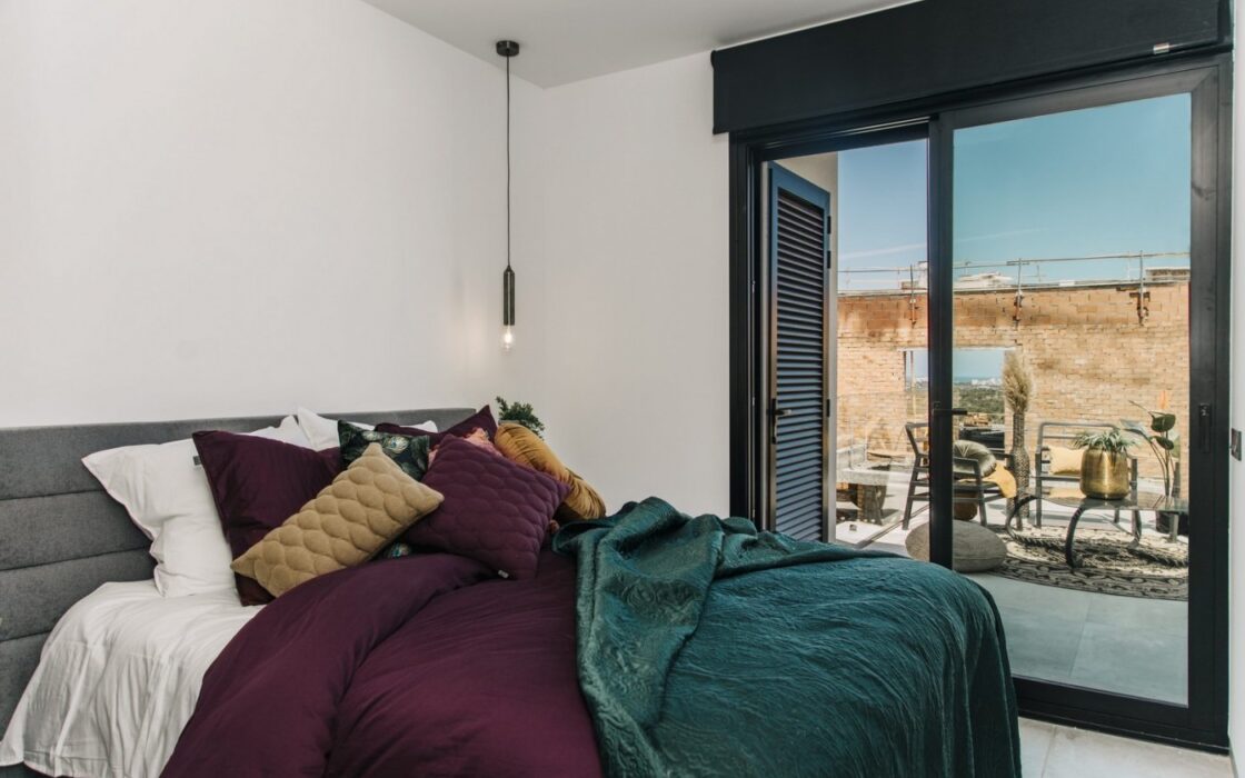 Дизайнерская вилла 250 кв.м с видом на море в Рохалесе