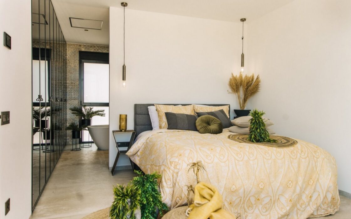 Дизайнерская вилла 250 кв.м с видом на море в Рохалесе