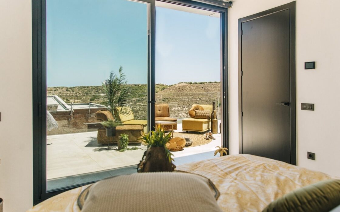 Дизайнерская вилла 250 кв.м с видом на море в Рохалесе