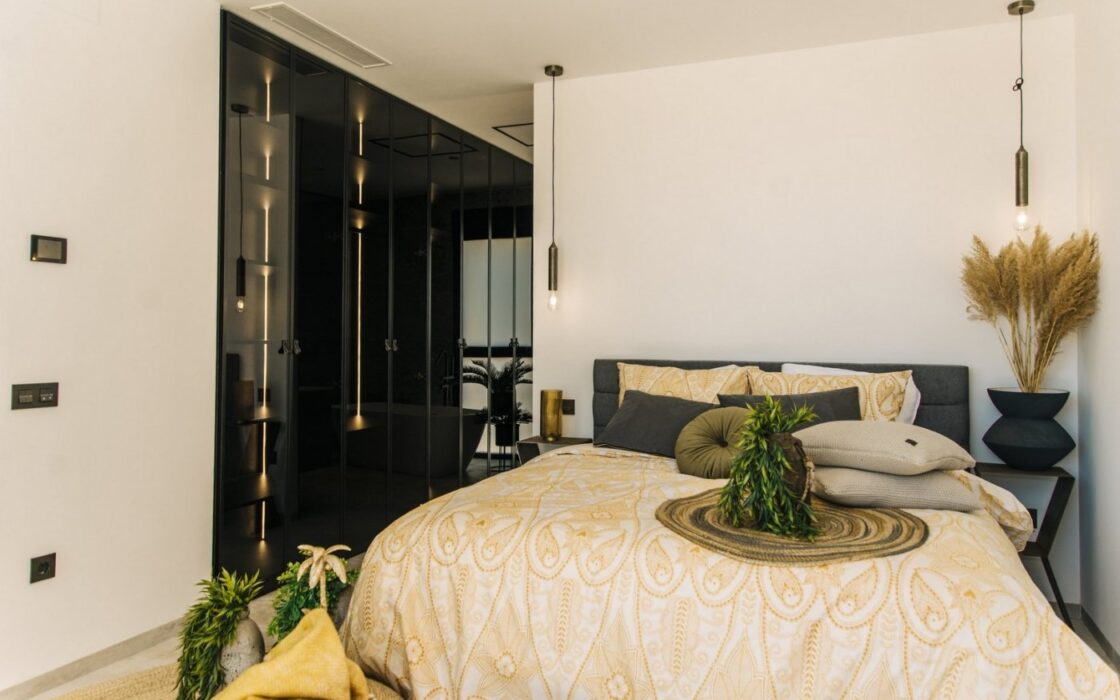 Дизайнерская вилла 250 кв.м с видом на море в Рохалесе