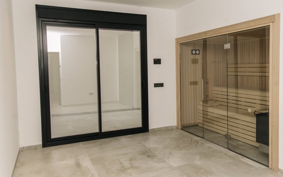 Дизайнерская вилла 250 кв.м с видом на море в Рохалесе