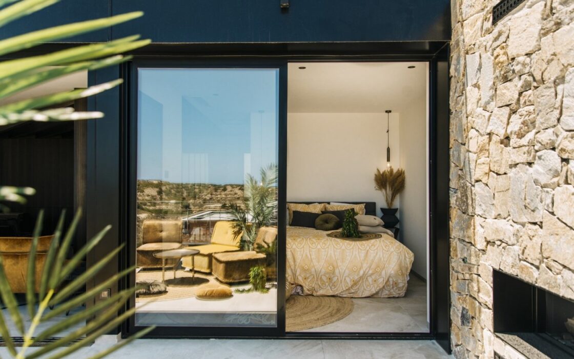 Дизайнерская вилла 250 кв.м с видом на море в Рохалесе