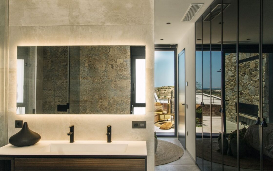 Дизайнерская вилла 250 кв.м с видом на море в Рохалесе