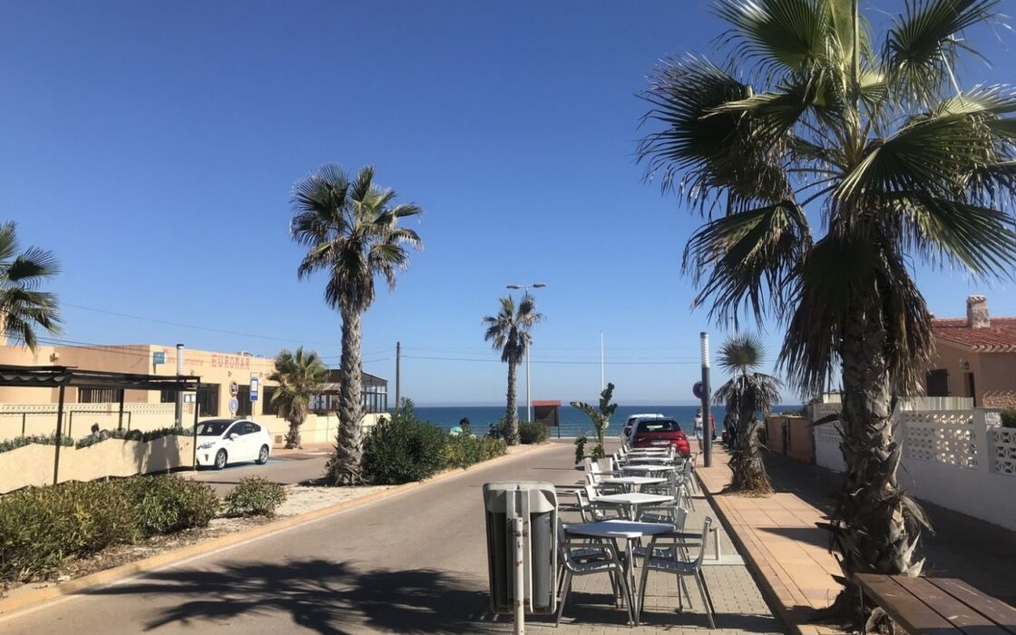 Современный дом в Торревьехе с видом на море у пляжа