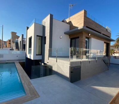 Сучасний будинок у Торрев’єсі з видом на море біля пляжу