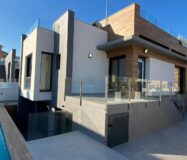 Современный дом в Торревьехе с видом на море у пляжа