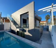 Современный дом в Торревьехе с видом на море у пляжа