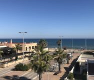 Современный дом в Торревьехе с видом на море у пляжа