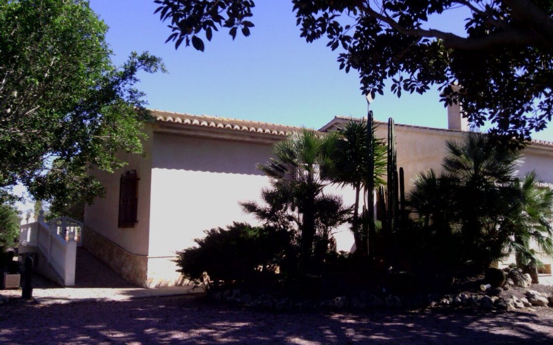 Хасінді в Ельче 705 кв.м з терасою 5 км від моря