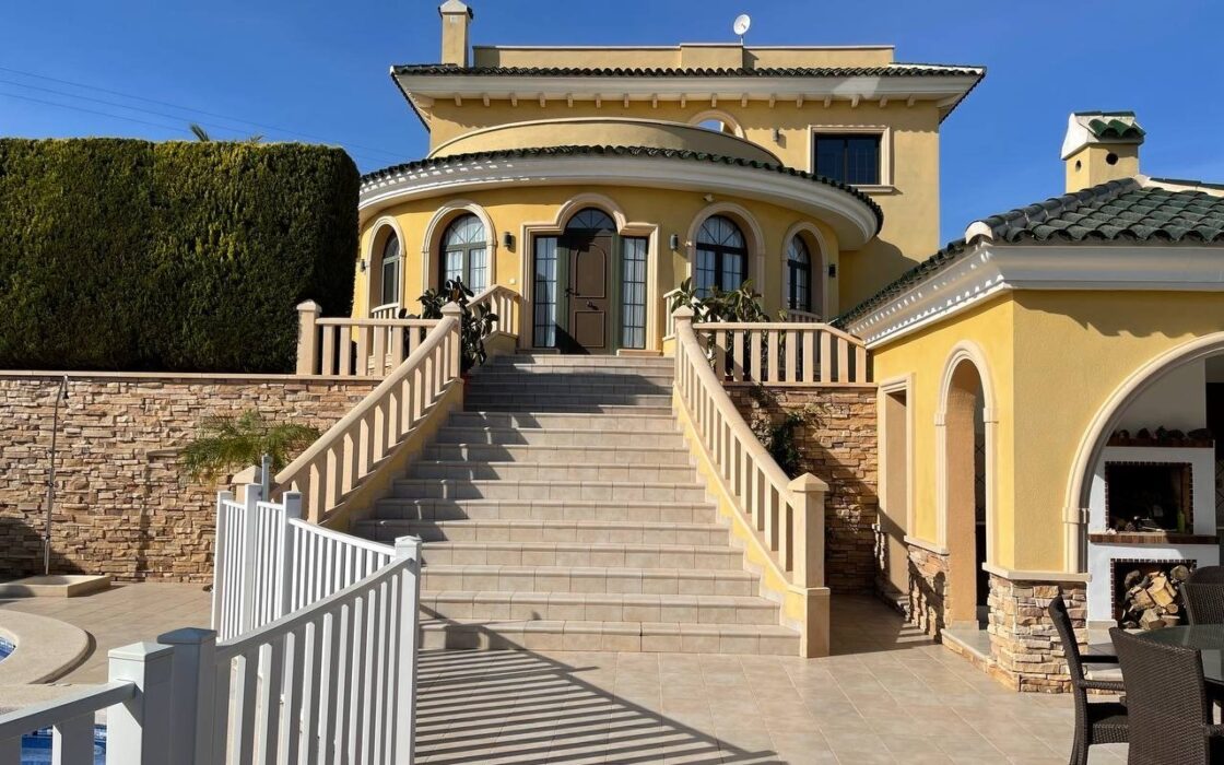 Будинок у Сьюдад-Кесада 244 кв.м з видом на море та терасою