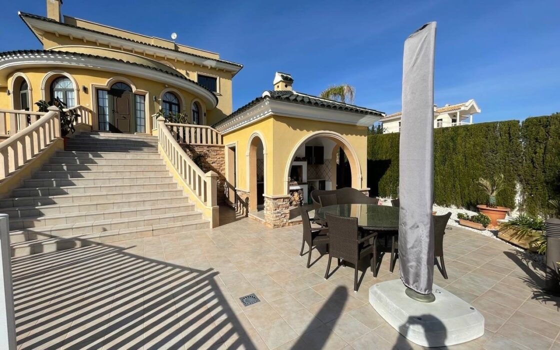 Будинок у Сьюдад-Кесада 244 кв.м з видом на море та терасою