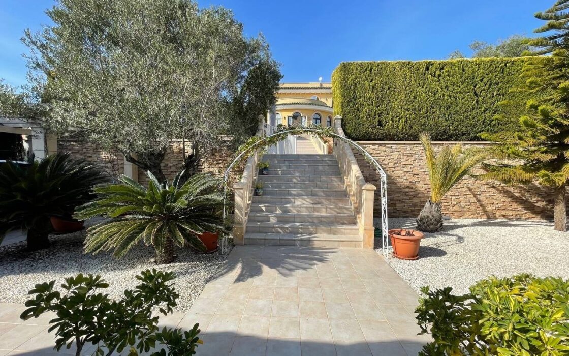 Будинок у Сьюдад-Кесада 244 кв.м з видом на море та терасою