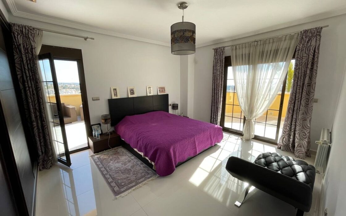 Будинок у Сьюдад-Кесада 244 кв.м з видом на море та терасою