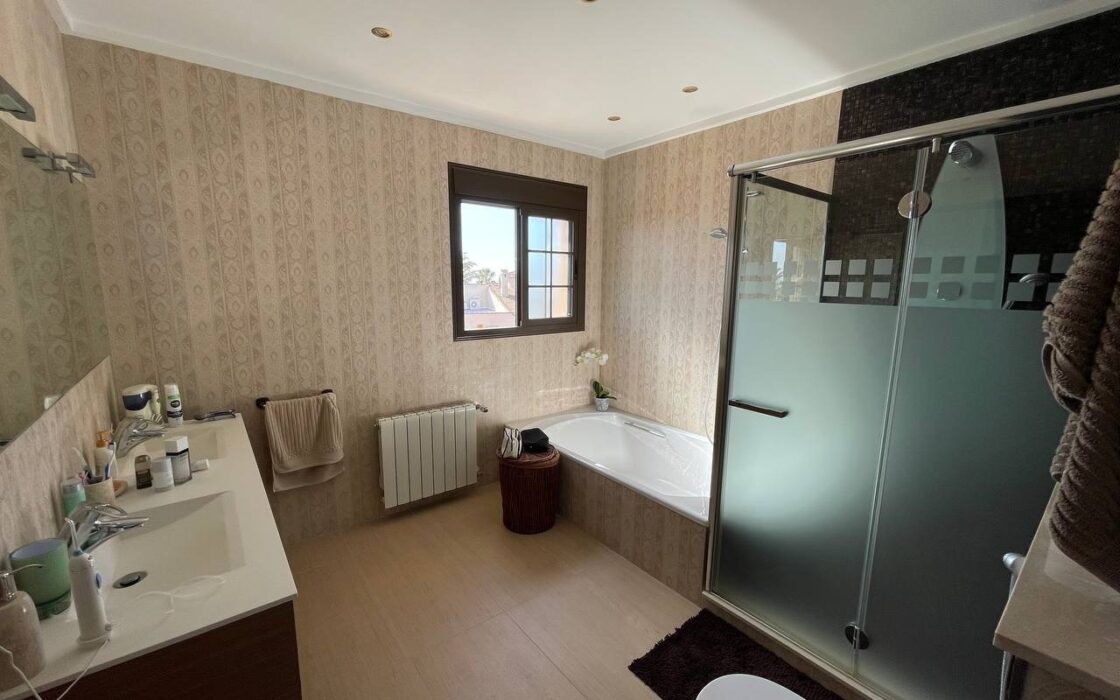 Будинок у Сьюдад-Кесада 244 кв.м з видом на море та терасою