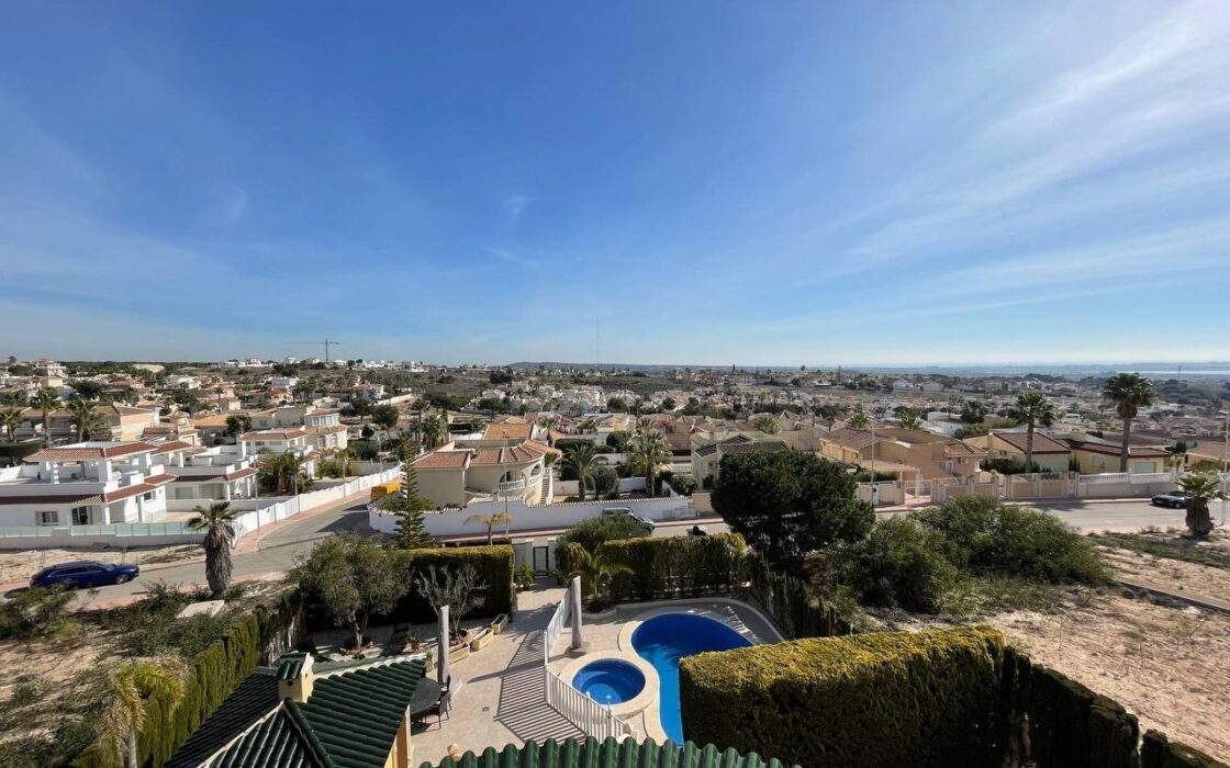 Будинок у Сьюдад-Кесада 244 кв.м з видом на море та терасою