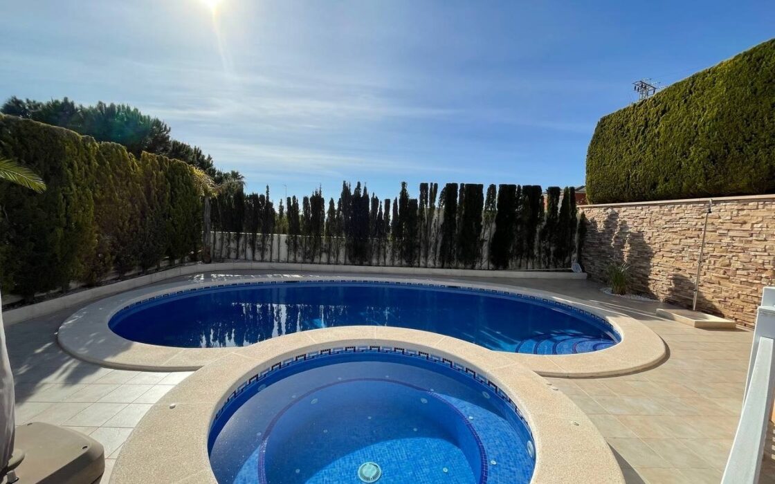 Будинок у Сьюдад-Кесада 244 кв.м з видом на море та терасою