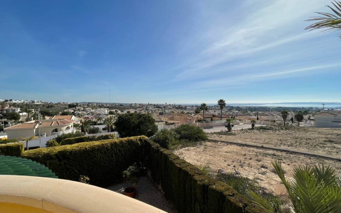 Будинок у Сьюдад-Кесада 244 кв.м з видом на море та терасою