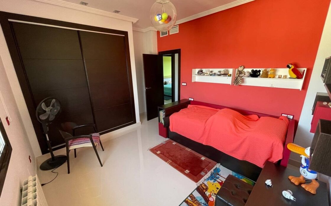 Будинок у Сьюдад-Кесада 244 кв.м з видом на море та терасою