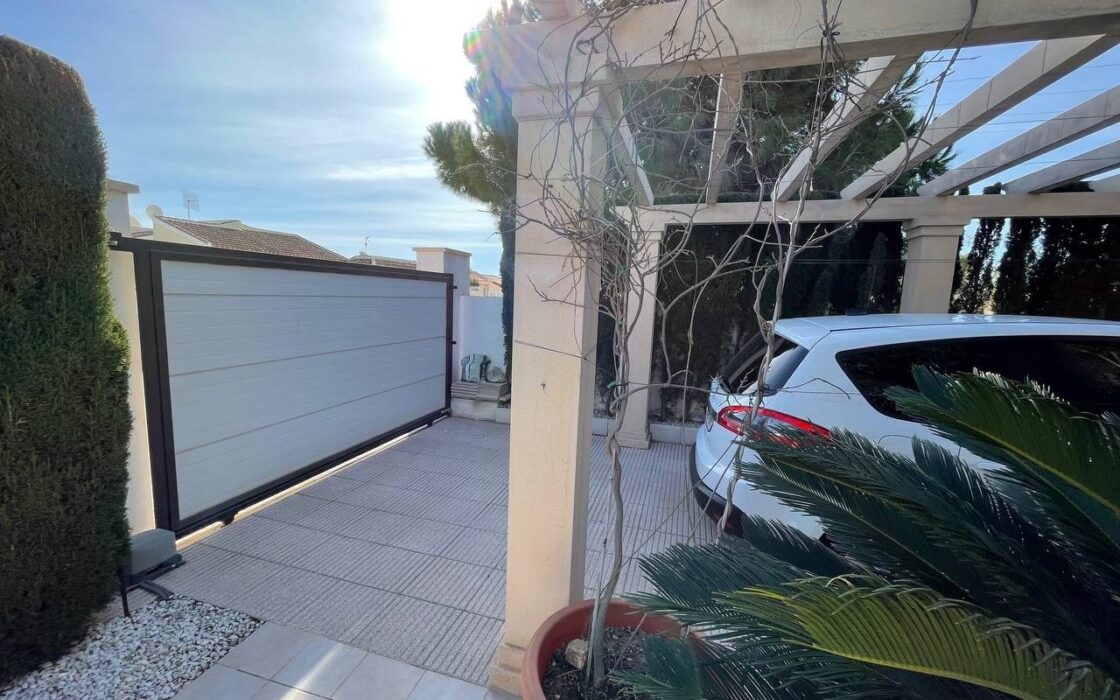 Будинок у Сьюдад-Кесада 244 кв.м з видом на море та терасою