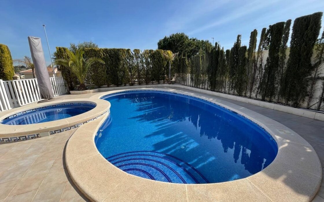 Будинок у Сьюдад-Кесада 244 кв.м з видом на море та терасою