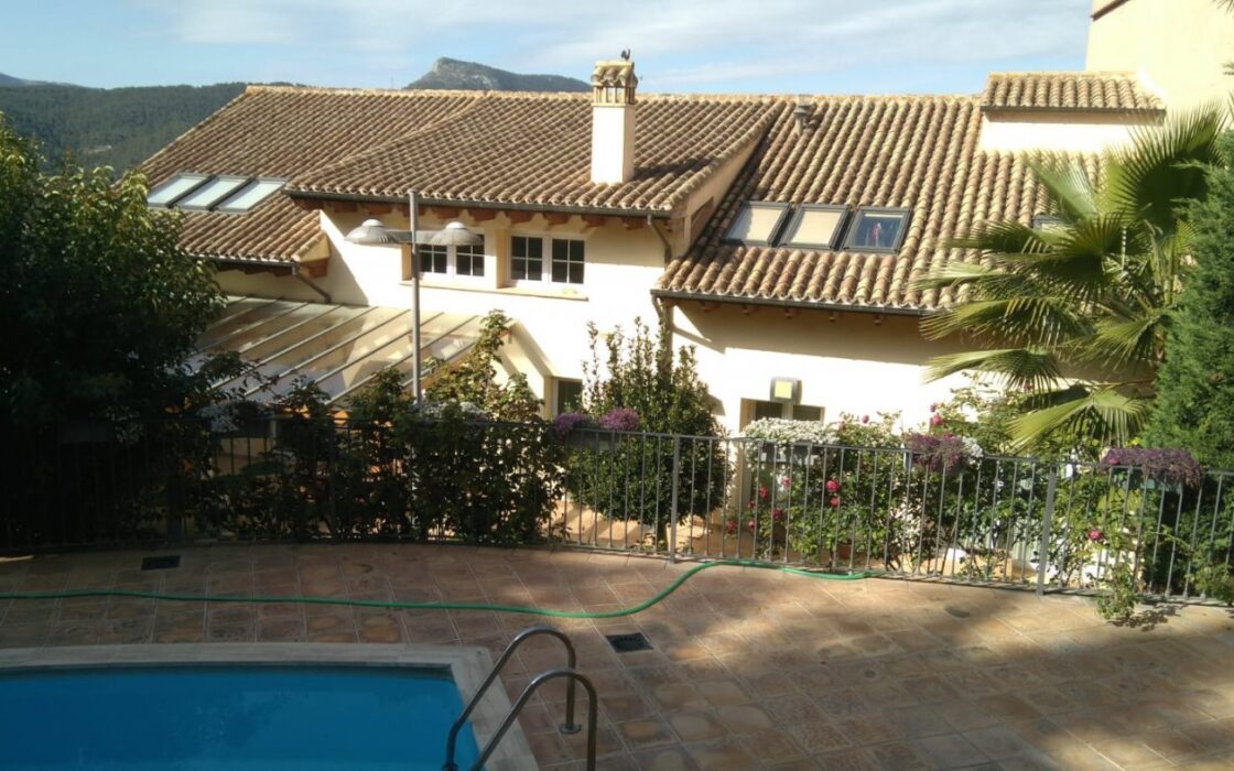 Вілла з басейном у Баньерес-де-Мариола, 4 спальні