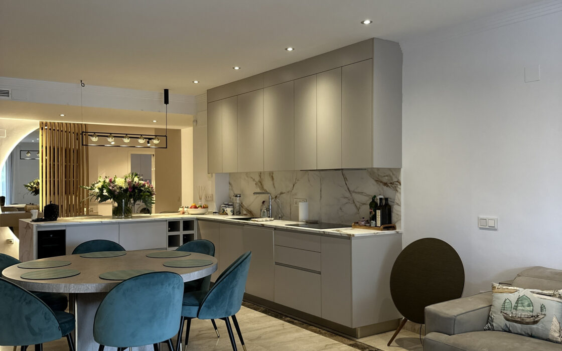 Четырехкомнатная квартира в Новой Золотой Миле с террасой