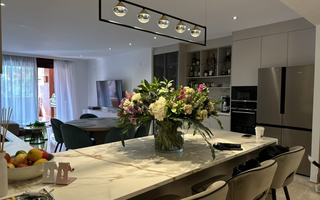 Четырехкомнатная квартира в Новой Золотой Миле с террасой