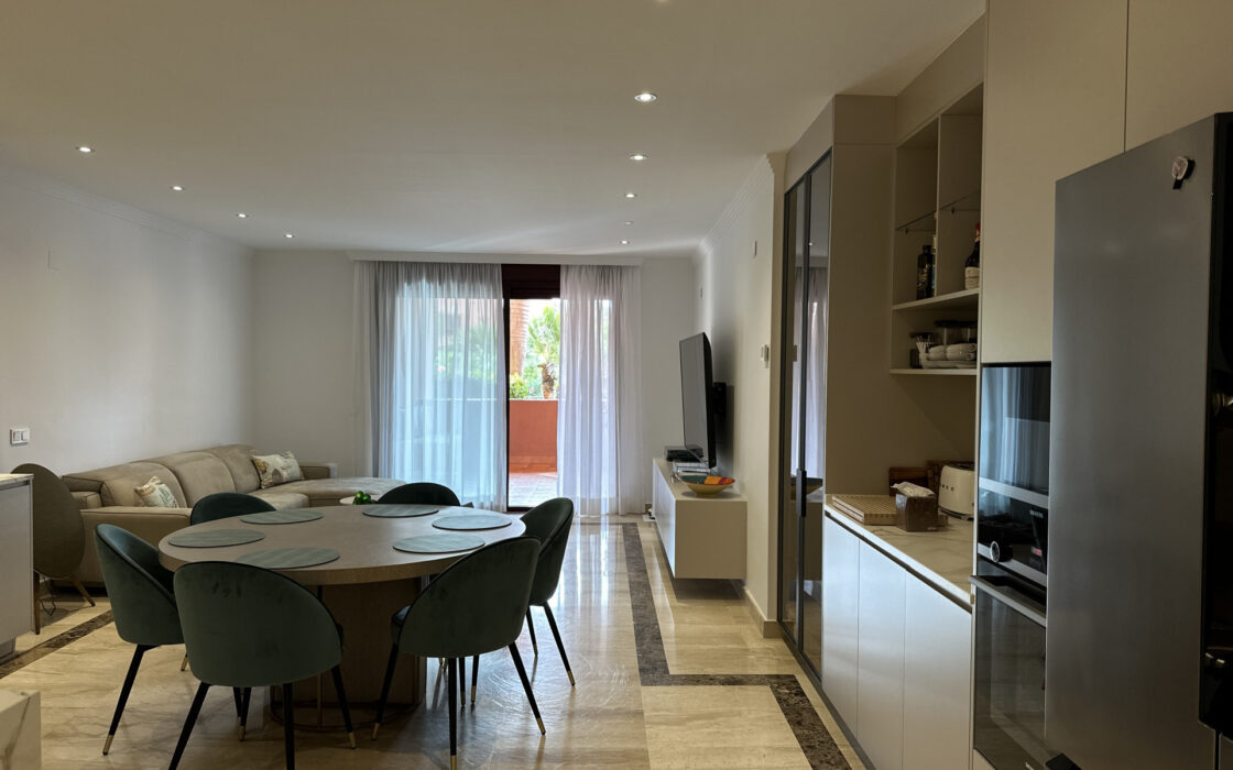 Четырехкомнатная квартира в Новой Золотой Миле с террасой