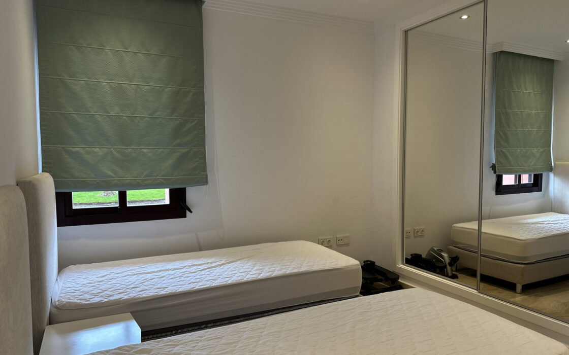 Четырехкомнатная квартира в Новой Золотой Миле с террасой