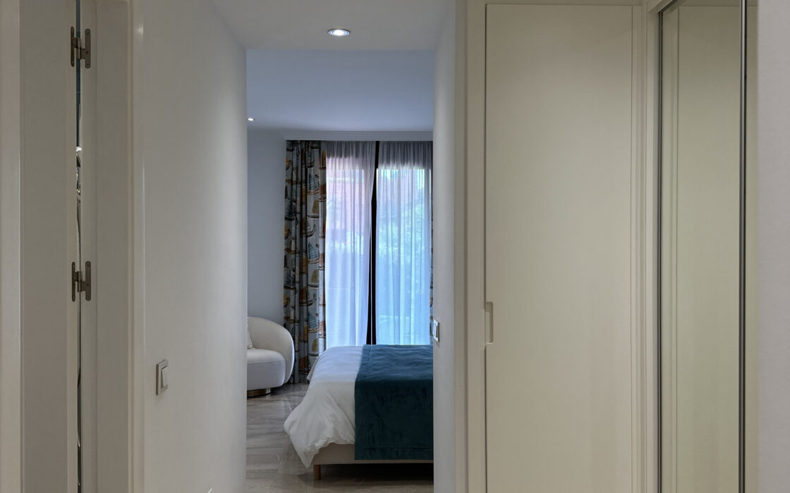 Четырехкомнатная квартира в Новой Золотой Миле с террасой