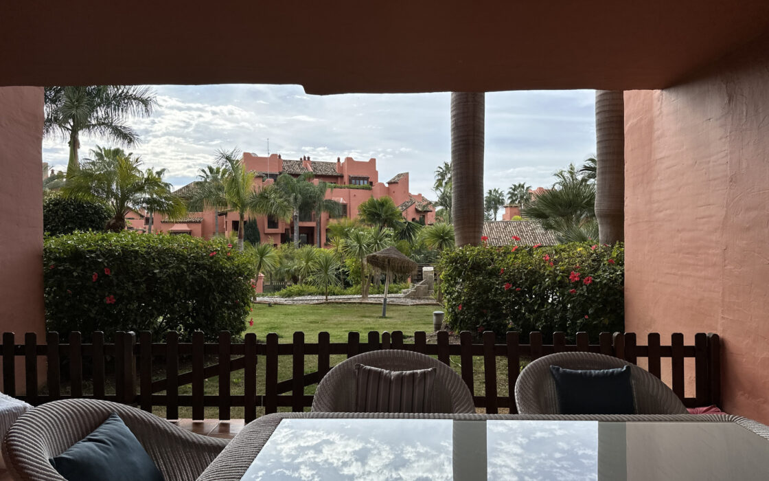 Четырехкомнатная квартира в Новой Золотой Миле с террасой