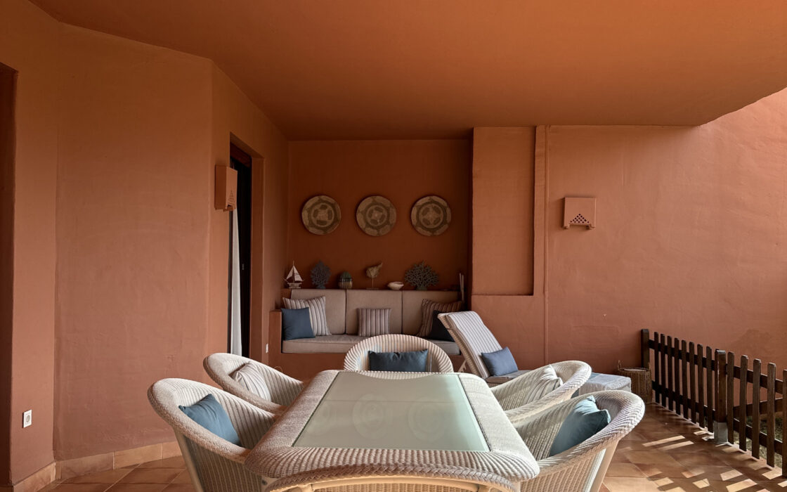 Четырехкомнатная квартира в Новой Золотой Миле с террасой