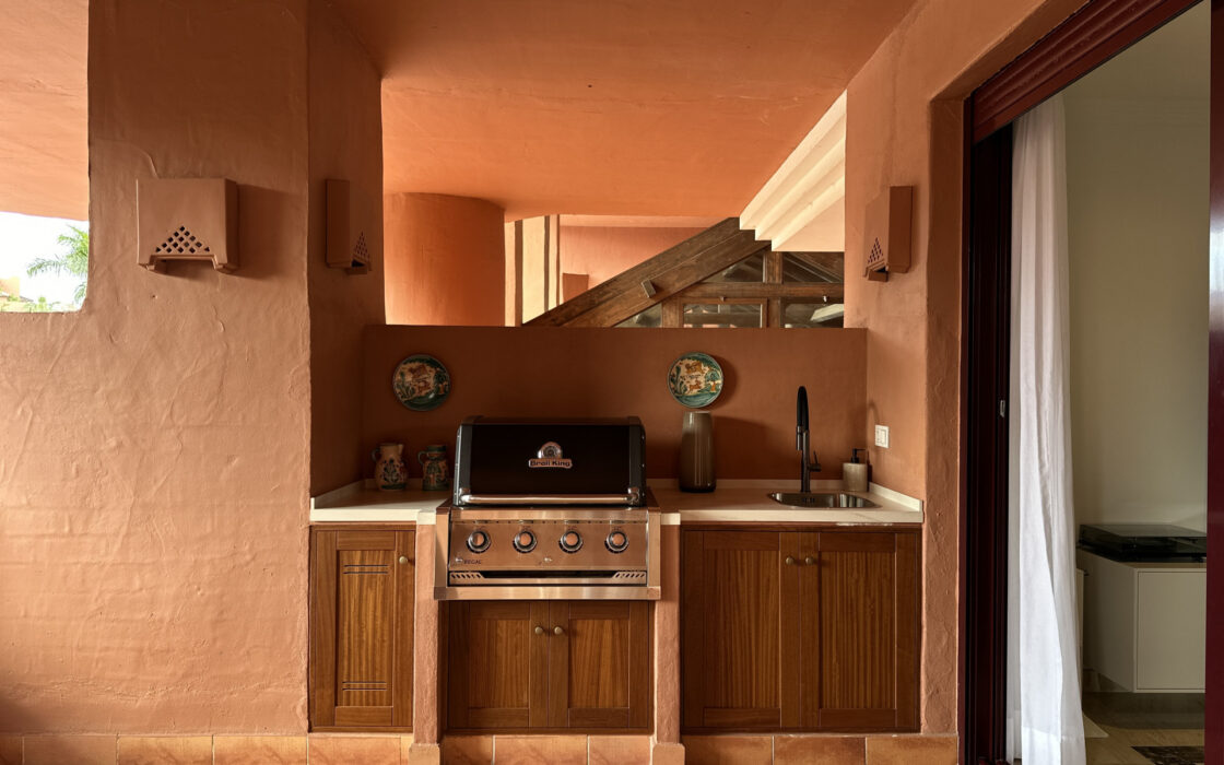 Четырехкомнатная квартира в Новой Золотой Миле с террасой