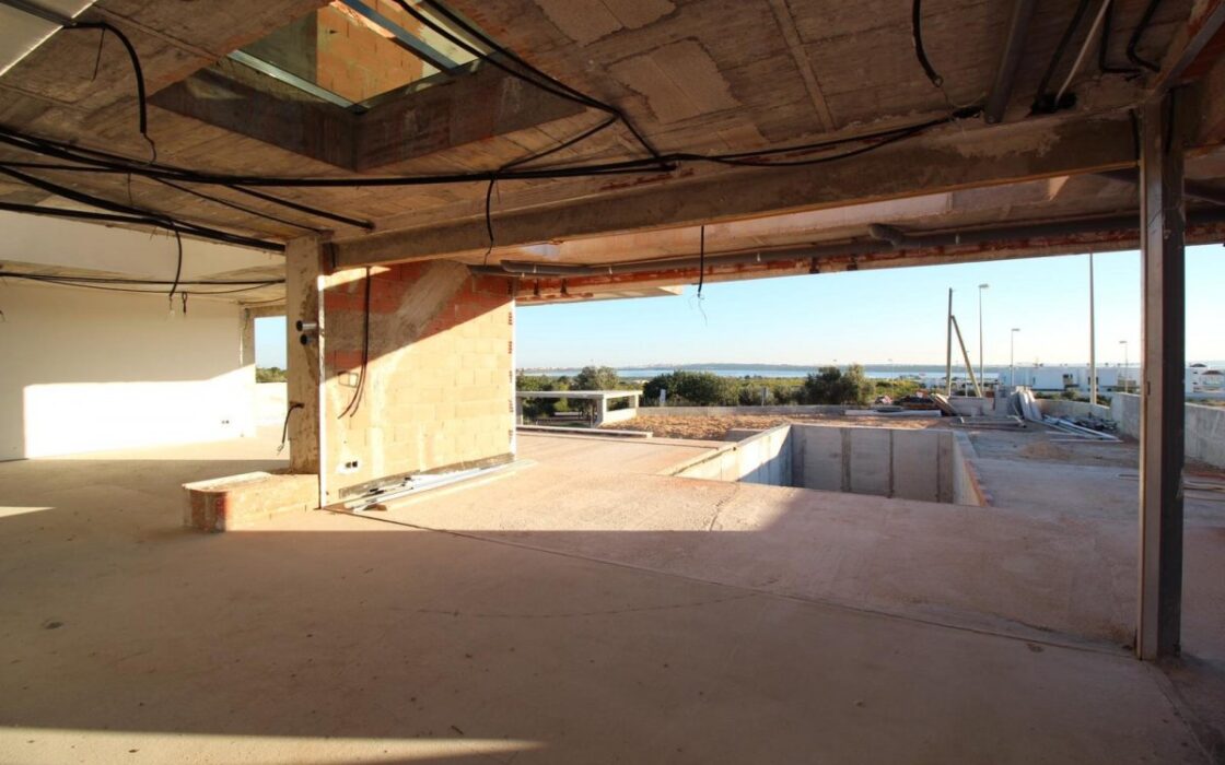 Новий будинок з терасами в Сьюдад-Кесада 350 кв.м