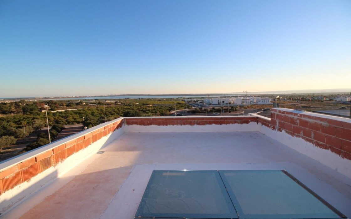 Новий будинок з терасами в Сьюдад-Кесада 350 кв.м