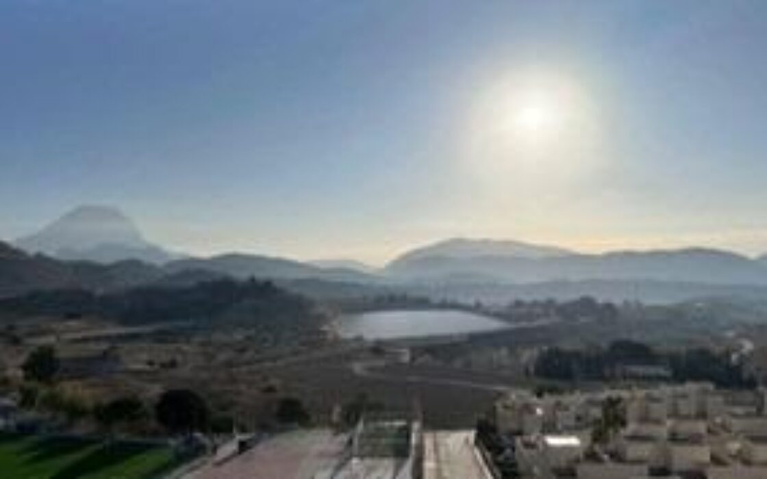 Новые апартаменты с террасой и видом на горы Реллеу 256 кв.м