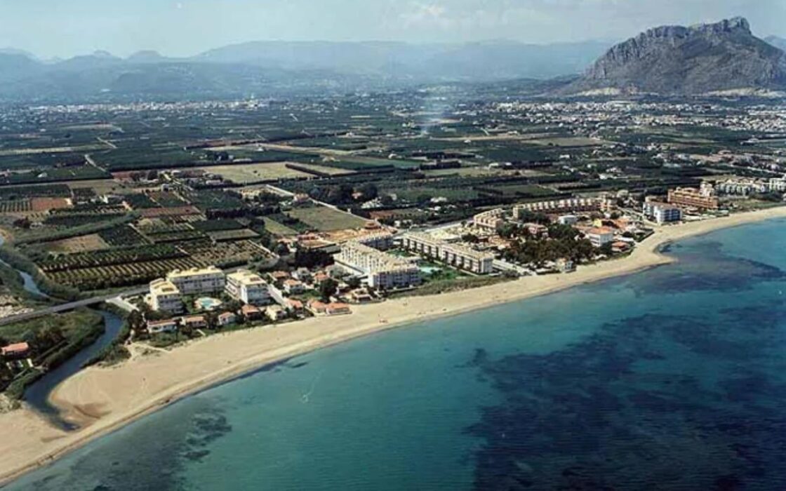 Нові будинки в Ель-Верджері біля моря з великими терасами