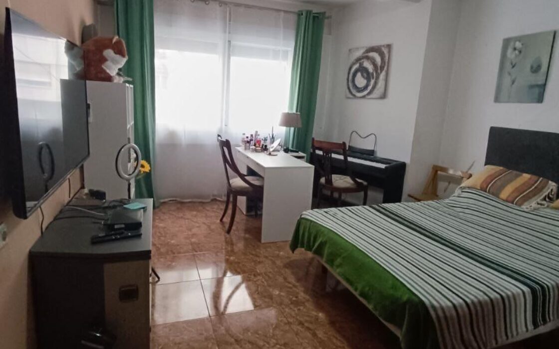 Простора Квартира 4 Спальні з Патіо в Гандії 95 кв.м.