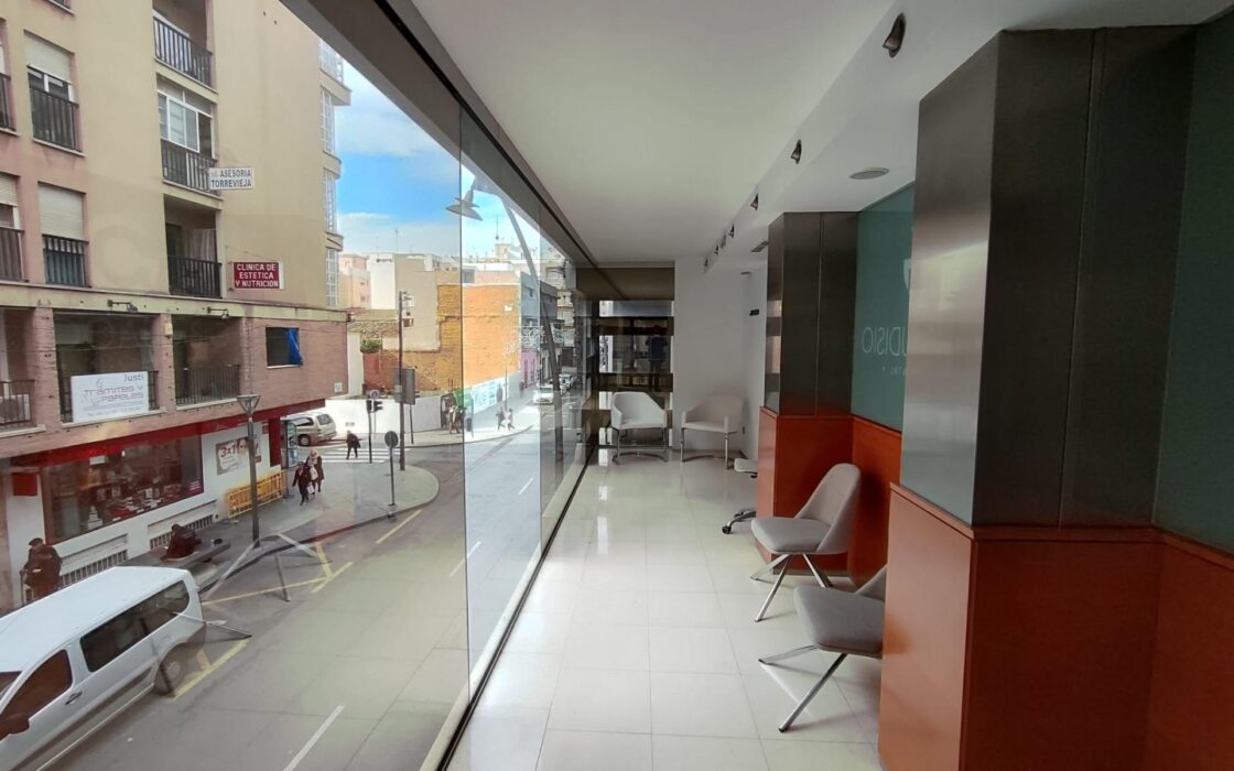 Стара клініка в Коста-Бланці 196 кв.м для офісу або житла