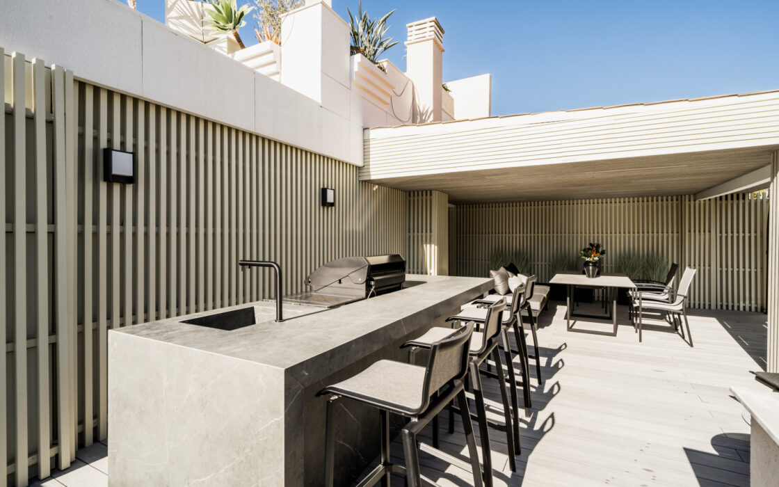 Апартаменти 110 кв.м з терасою біля моря в Іспанії